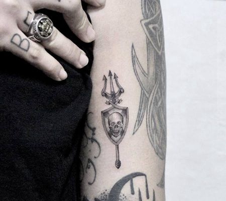 骷髅头盾牌和三叉戟纹身图案