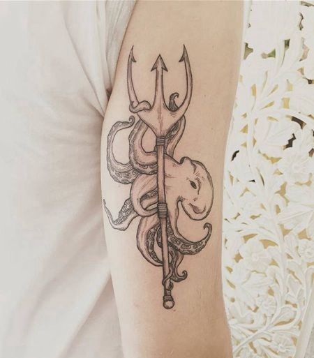 十分漂亮的一只章鱼手握三叉戟纹身图案