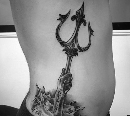 一只水里伸出来的手举着一个三叉戟的黑白纹身图案