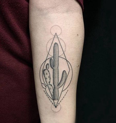 浅黑色仙人掌和多种几何形状的纹身图片