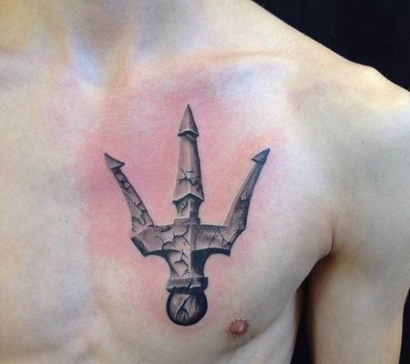 男子胸部黑色三叉戟纹身图案缩略频道推荐图