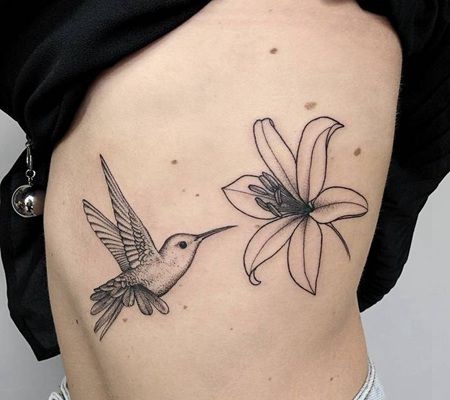 腰部和肋骨处黑色蜂鸟采花纹身图案