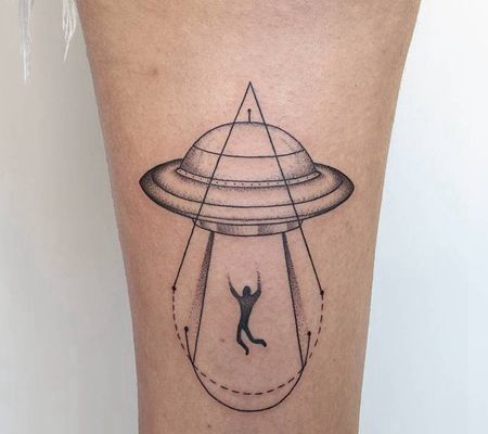 简约黑色的宇宙飞船正在吸人纹身