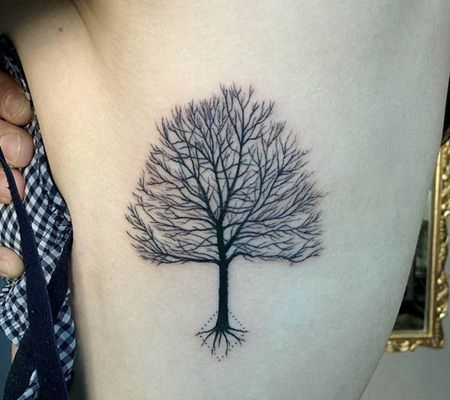 肋骨处一颗黑色的树纹身图案