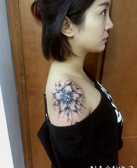 香肩似花开，美女彼岸花披肩纹身图案