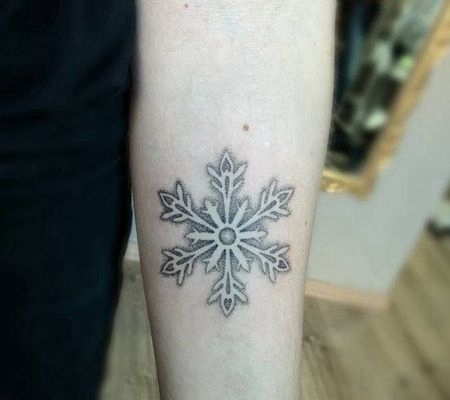 手臂大型黑色雪花纹身图案