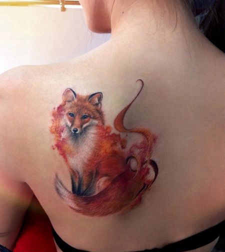性感美女后背半坐着的红狐纹身图案