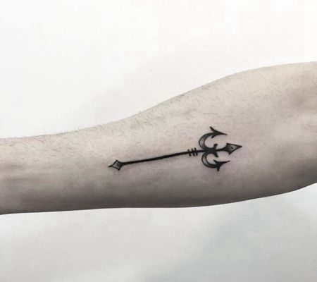 个性的黑色小型三叉戟纹身图片