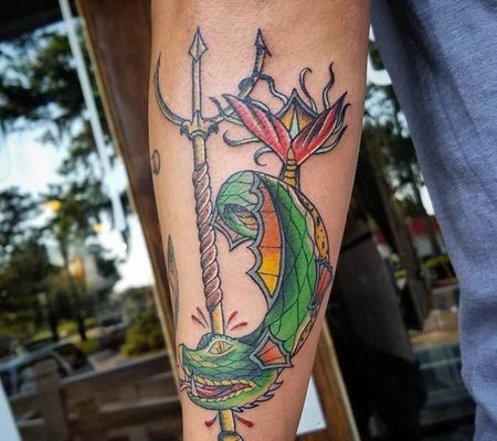三叉戟刺着一条怪鱼的彩色纹身图案