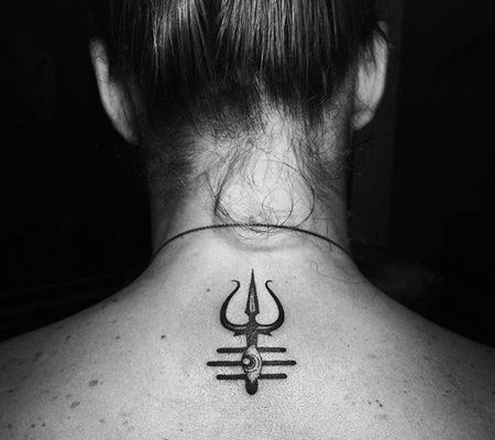 美女颈椎纹了一个带眼睛的黑色三叉戟图案