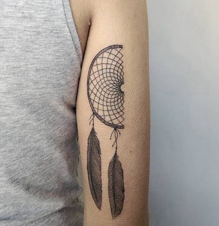 胳膊处带着羽毛的残缺装饰物品纹身图案