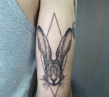 手臂黑色大耳朵兔子和棱形纹身图案