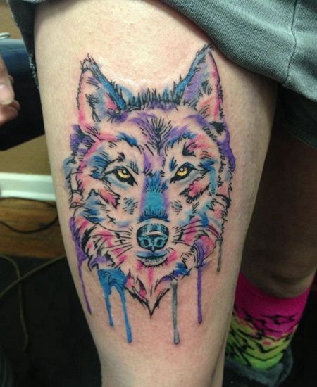 大腿美丽的水彩狼头纹身