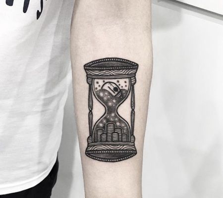 手臂黑色沙漏纹身图案