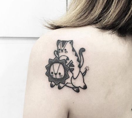 后肩一只可爱的小猫骑着一只可爱的小狮子纹身图案