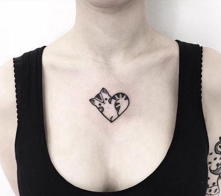 美女胸口正中间纹了一只卧着的黑色小花猫图案