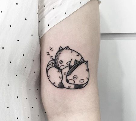 美女胳膊两只正在睡觉的可爱黑色小松鼠纹身图片