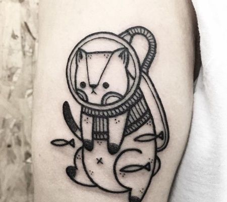 穿着太空服的黑色可爱小猫纹身图案