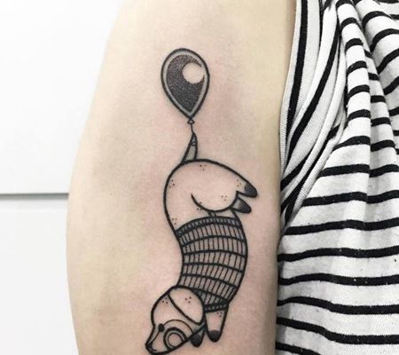 被气球挂着的可爱小狗纹身图