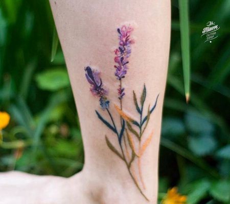 小腿部位两只紫粉色薰衣草和黄绿色枝叶纹身