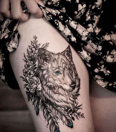 美女右大腿纹了一只黑色3D狼头和花朵组合的纹身