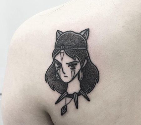 美女后肩纹了一个黑色部落女孩图案