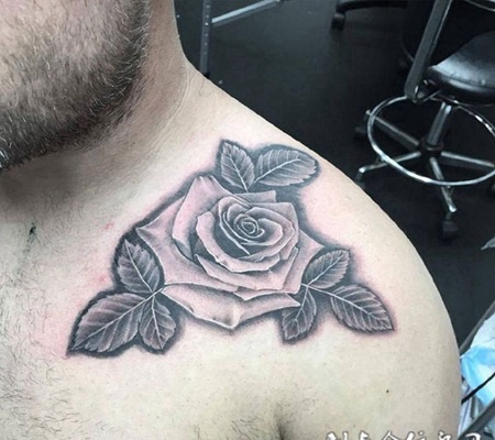 芳华依人，美丽的披肩玫瑰创意纹身