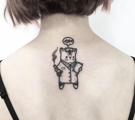 女孩后背纹了一只搞化学的猫