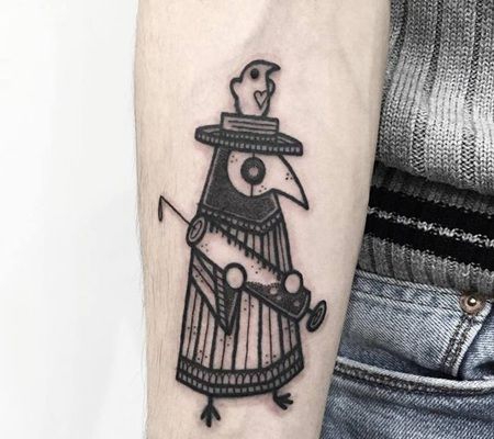 手臂黑色的创意小鸡纹身图案