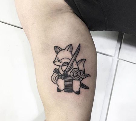 日式小松鼠拿着刀的纹身图案
