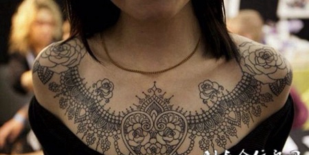华丽绽放，漂亮的玫瑰花海娜图腾胸部纹身