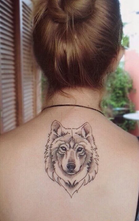 美女后背可爱的灰白狼头纹身图案