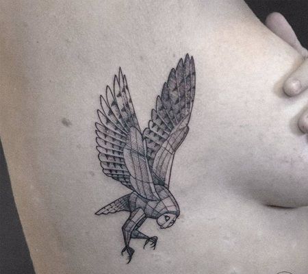 美女肋骨处一个3D的猫头鹰纹身图案