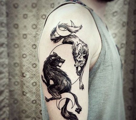 胳膊两只饿狼和月亮纹身图案