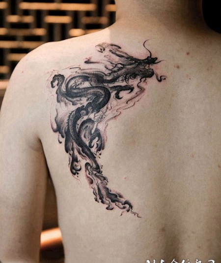 腾龙而飞，后背水墨神龙霸气纹身图案