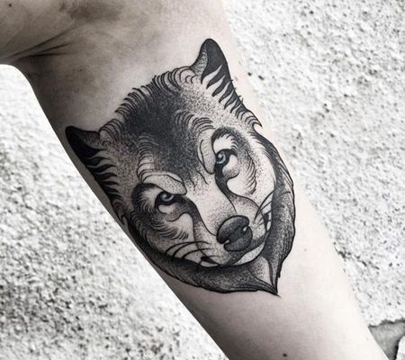 肱二头肌部位黑白色狼头纹身图案