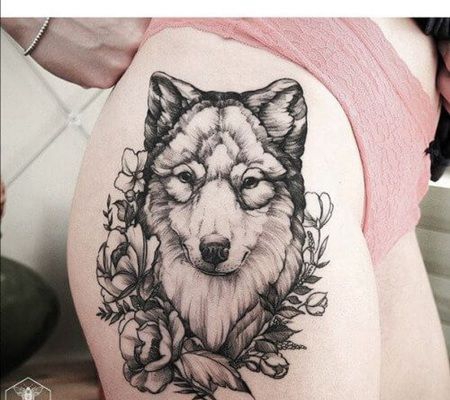 美女跨部黑白色狼头和花纹身图片