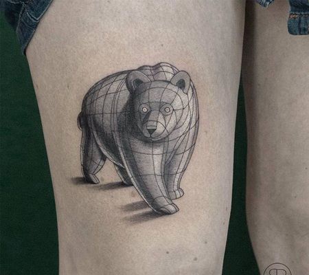 一边行走一遍张望着的3D熊纹身图片