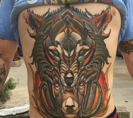 超大型的霸气彩色狼正在吃羊的纹身图案