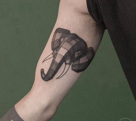 胳膊处3D黑色大象头纹身图片