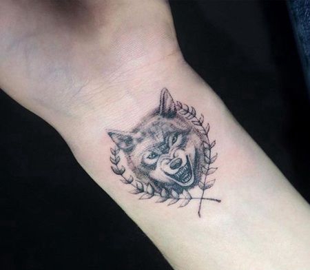 手腕愤怒的狼和橄榄枝纹身图案