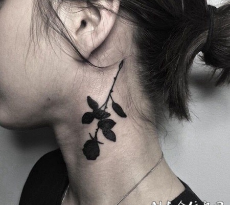 黑色玫瑰，颈部玫瑰图腾个性纹身