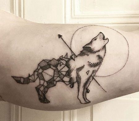 被箭射穿的一半狼身一半3D创意几何形纹身图案