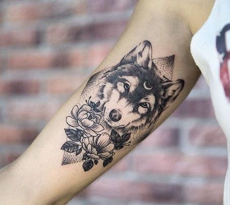 可爱的黑白3D狼额头有一个月亮的创意纹身图案