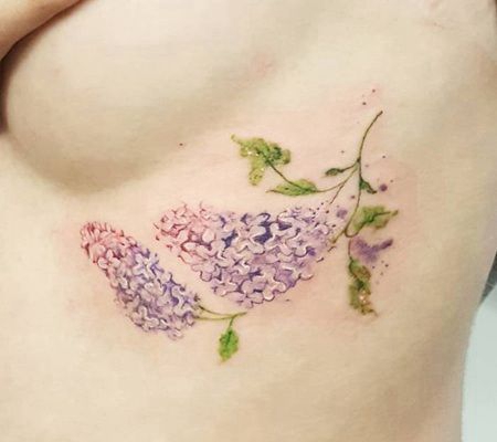 好看的胸腔上紫色水彩丁香花纹身图