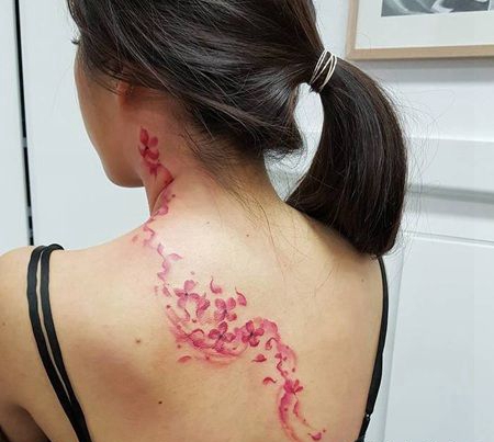 流动的水彩后背丁香花纹身