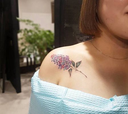 多色丁香花美女肩膀纹身图片