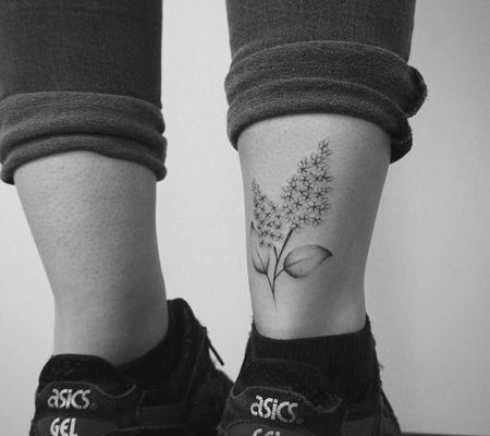 小腿后侧黑白系丁香花纹身图案