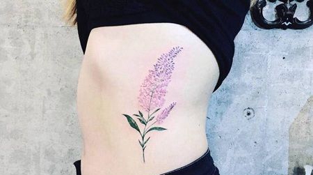 唯美的美女腰部紫色丁香花与枝叶纹身图案