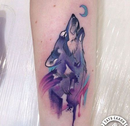 手臂正在吼叫的漂亮水彩狼和月亮纹身图片